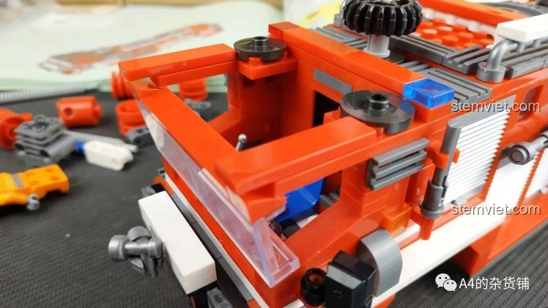 Mui xe có thể tháo rời nhanh chóng trên đồ chơi lắp ghép Xe cứu hỏa thành phố 03030 giá bình dân, giúp dễ dàng thao tác với minifigure.