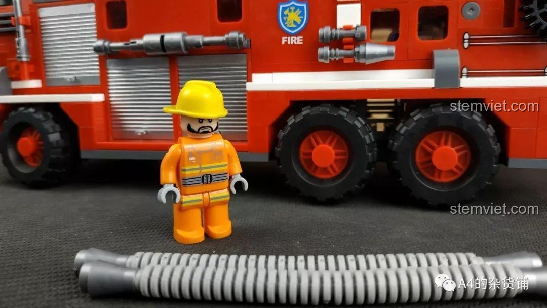 Chiếc xe cứu hỏa Xingbao XB-03030 đã hoàn chỉnh cùng minifigure và ống nước mềm, sẵn sàng cho các nhiệm vụ giải cứu.