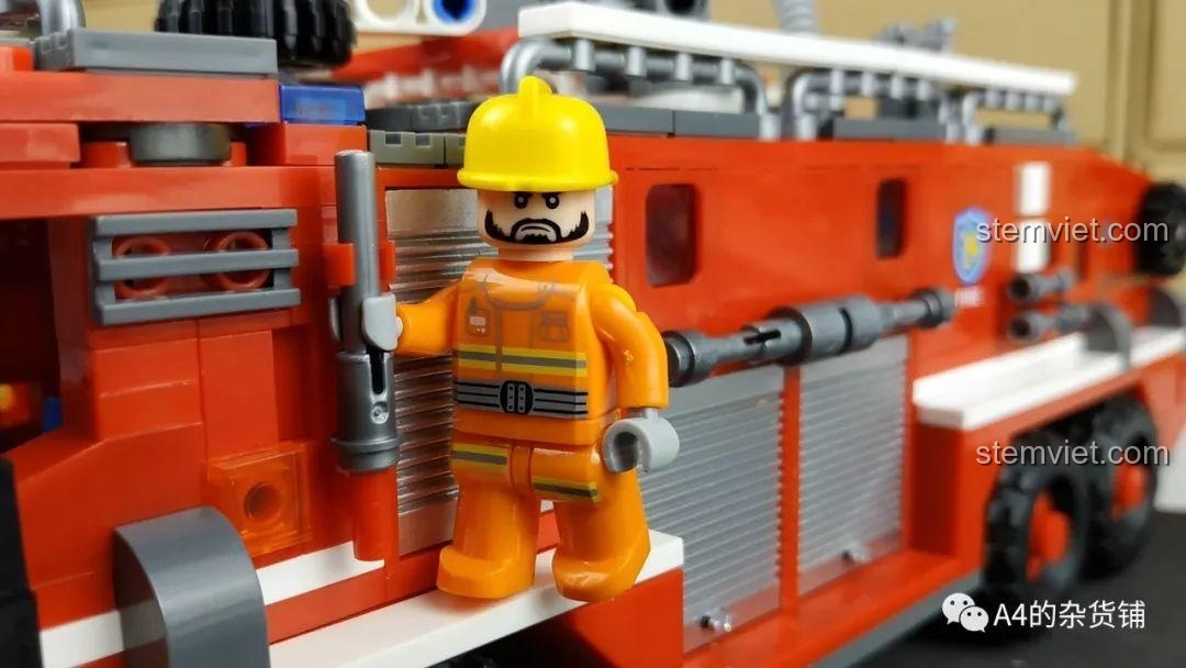 Bánh xe và góc lái hạn chế của bộ xếp hình Xe chữa cháy cho con trai từ 6 tuổi, ảnh hưởng đến khả năng di chuyển.