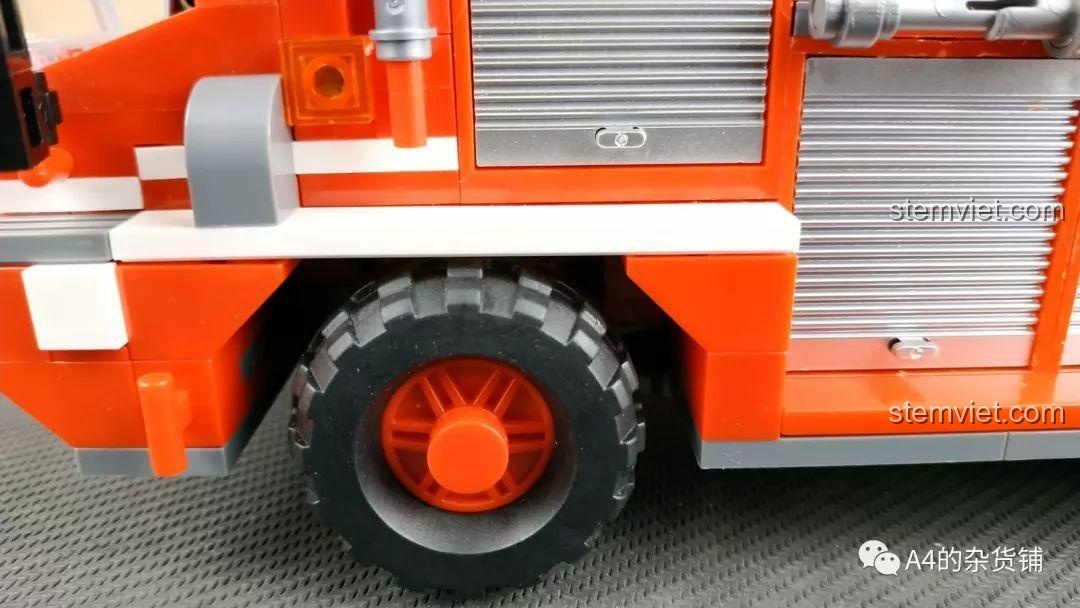 Chiếc xe cứu hỏa Xingbao XB-03030 đã hoàn thiện nhìn từ góc khác, tổng thể đẹp mắt và ấn tượng.