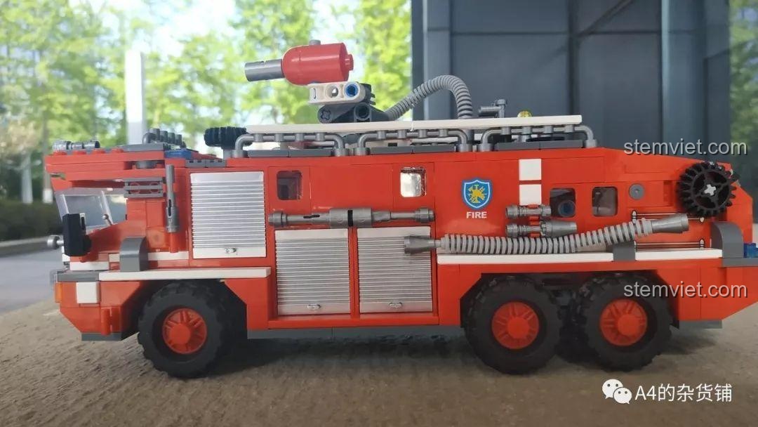Mô hình Xe cứu hỏa thành phố XB-03030 đáng tiền đã hoàn thiện, nhìn từ góc nghiêng, tổng thể rất ấn tượng và chi tiết.