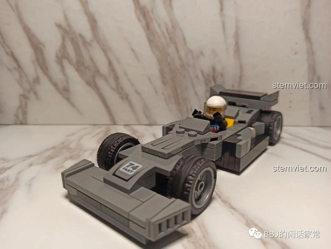 Mô hình xe đua F1 Zhegao QL0714 với góc chụp thấp, tạo cảm giác mạnh mẽ và tốc độ