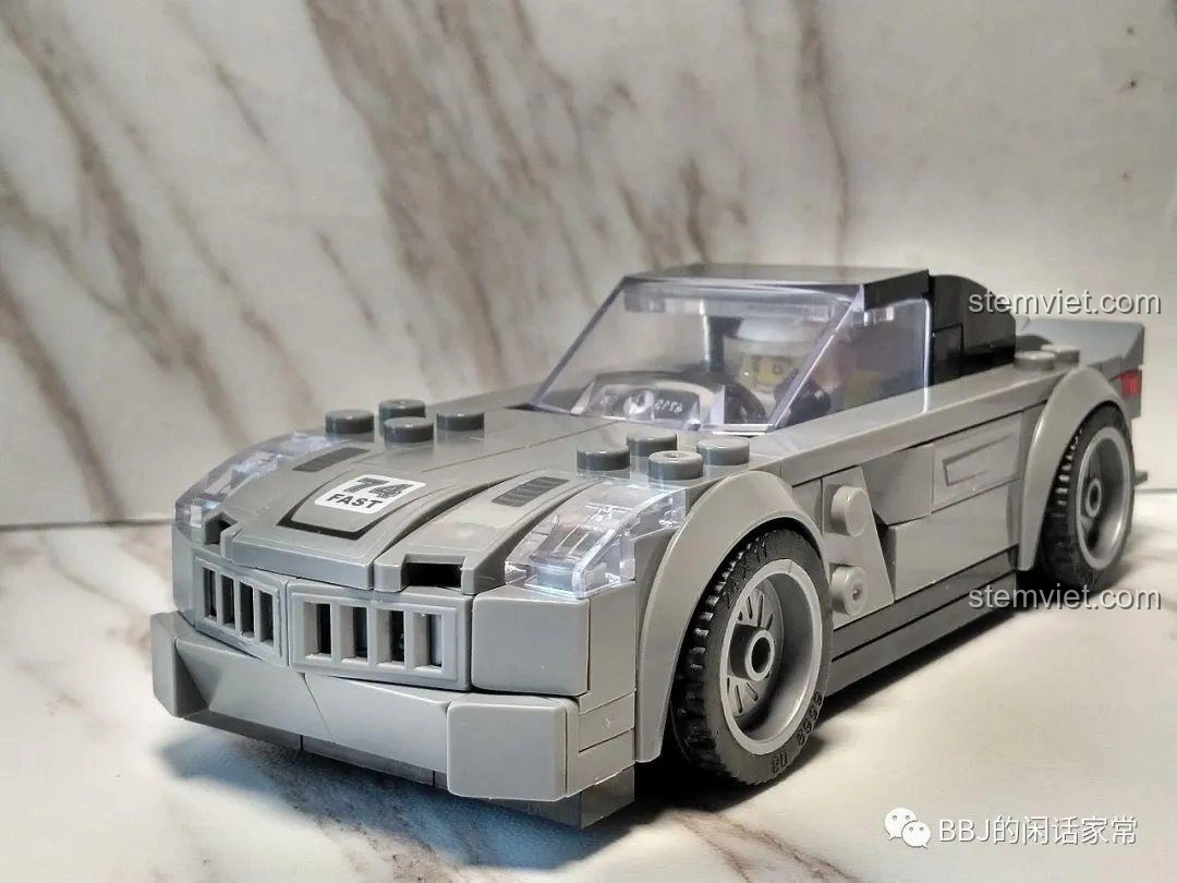 Hai mô hình xe đua F1 và xe thể thao Zhegao QL0714 cùng minifigure, thể hiện khả năng biến hình