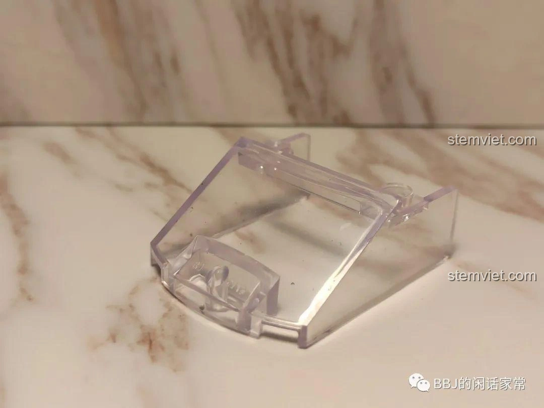 Chi tiết kính chắn gió trong suốt của bộ lắp ráp Xe đua biến hình QL0714, cho thấy chất lượng vật liệu