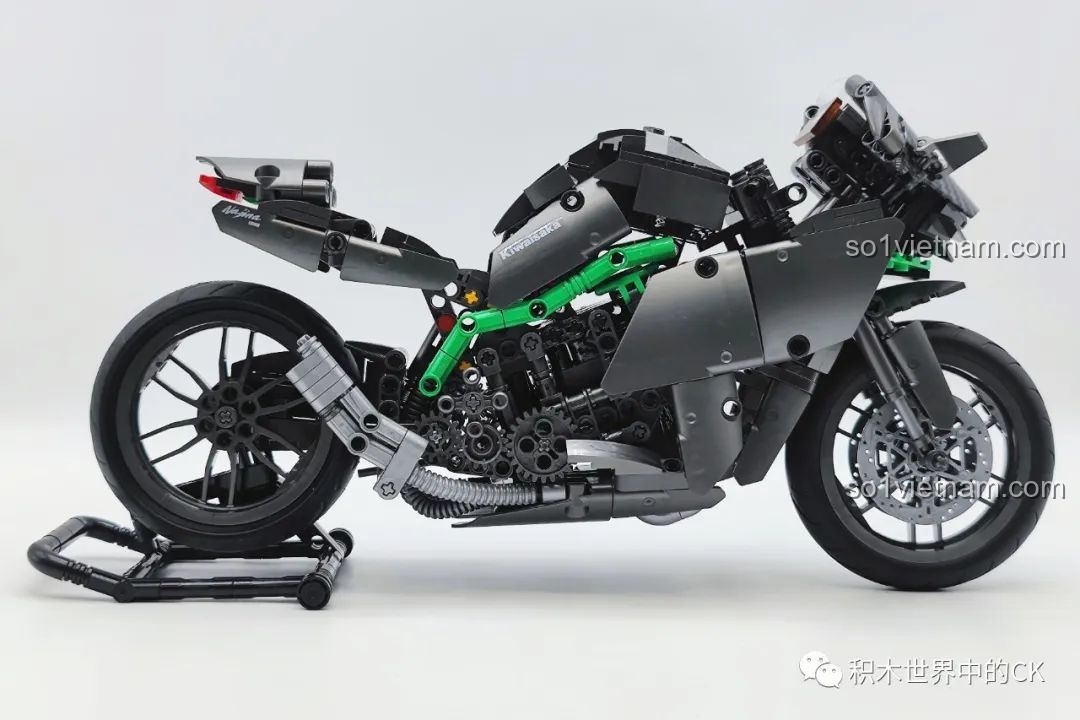 Trải nghiệm lắp ráp ZHEGAO QJ5183 Xe mô tô Kawasaki Ninja H2R, thành phẩm nhìn từ phía sau bên phải.