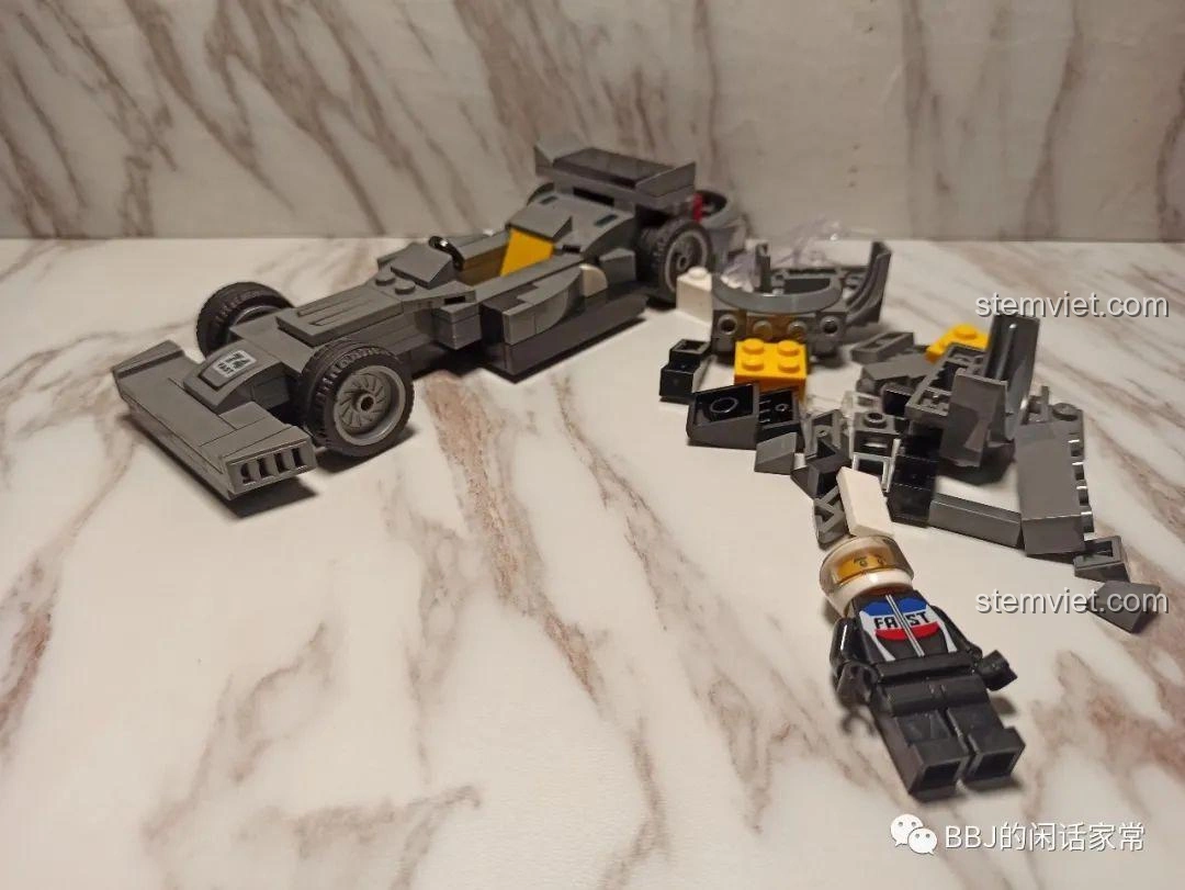 Quá trình lắp ráp bộ xếp hình Xe đua biến hình QL0714, đang trong giai đoạn hoàn thiện xe F1