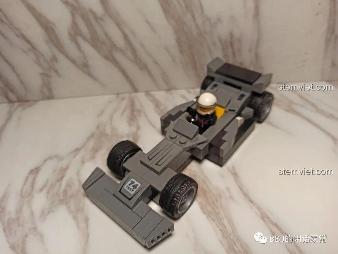 Mô hình xe thể thao đã hoàn thiện từ bộ lắp ráp Xe đua biến hình QL0714, góc nhìn phía trước