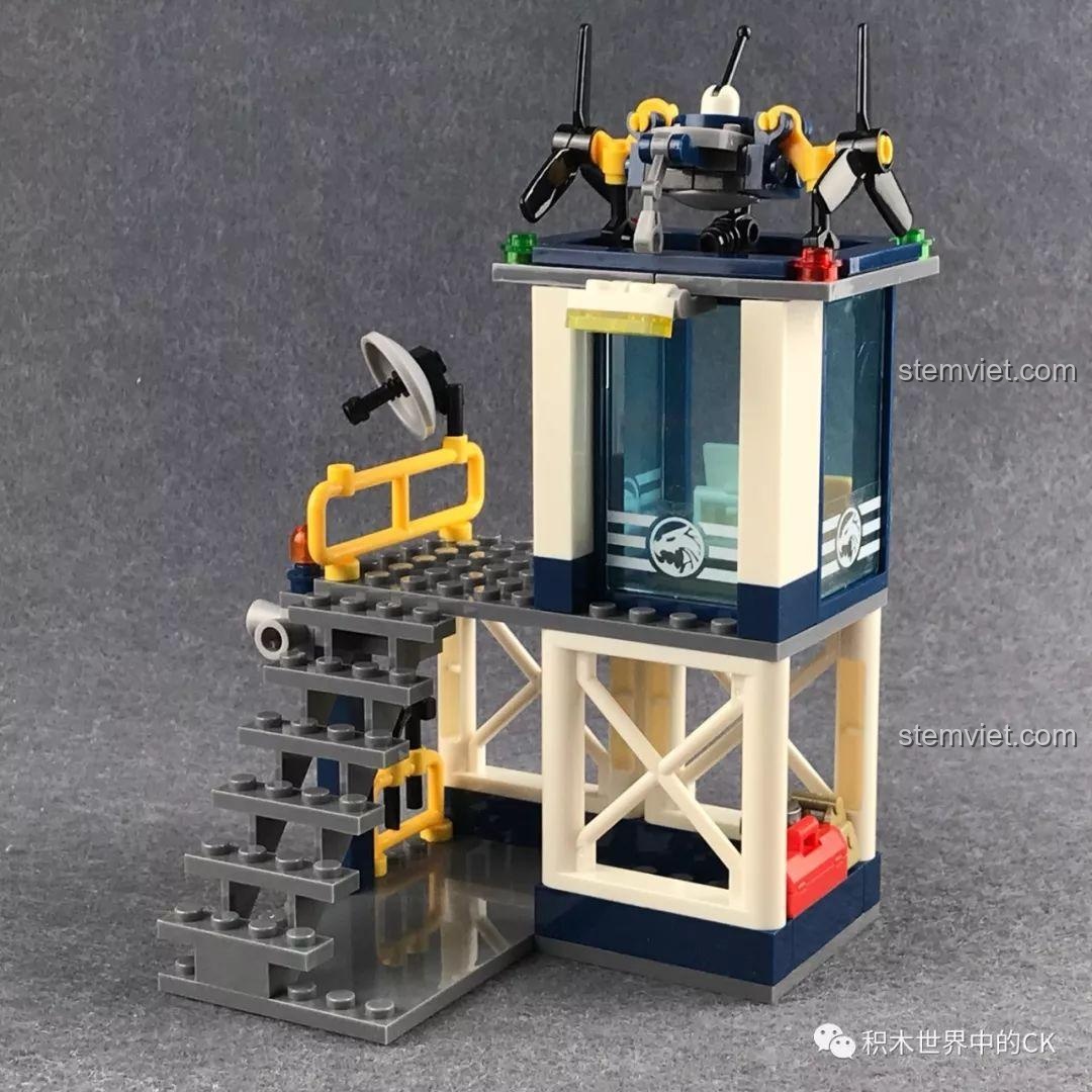 Mô hình trạm cứu hộ thành phố trong bộ SEMBO 603014, có cầu thang và phòng điều khiển trên cao.