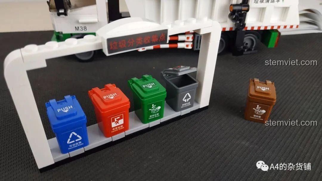 Trạm thu gom rác và các thùng rác phân loại đi kèm trong bộ đồ chơi Sluban B0780.