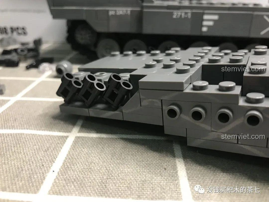 Hình ảnh thực tế trạm vũ khí điều khiển từ xa và kính ngắm trên xe tăng Leopard 2A7+, so sánh với mô hình Jiazhi 0104.