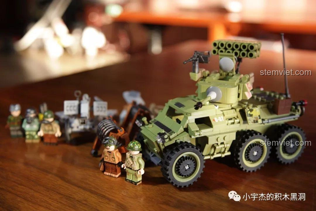 Toàn cảnh trận địa với xe bọc thép Panlos Brick 631007, pháo kéo và các minifigure.