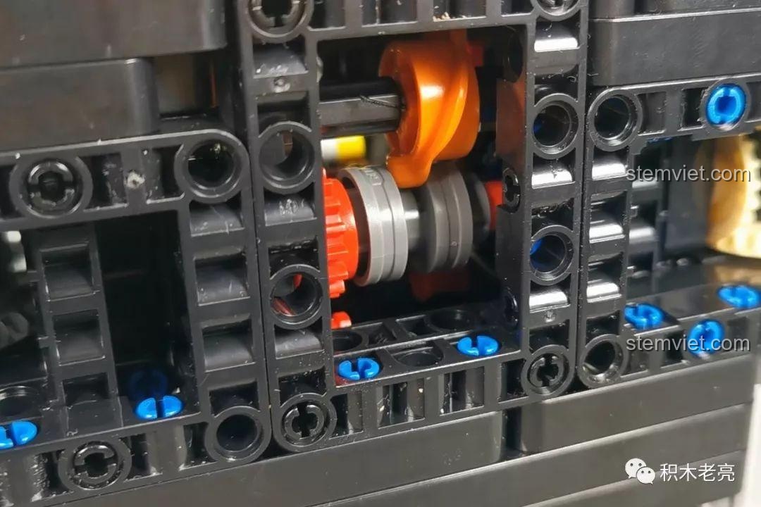 Trạng thái sang số đúng (tốc độ cao) của hệ thống truyền động Lamborghini Aventador SVJ Roadster LZ2101. Đồ chơi lắp ráp Lezhuang LZ2101.