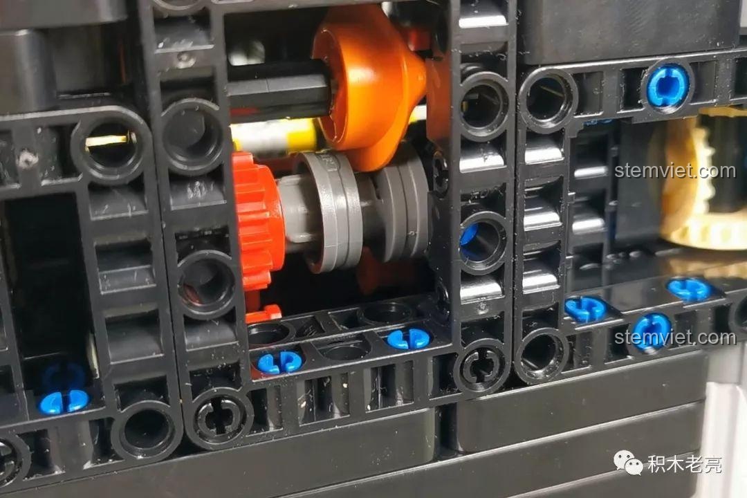 Trạng thái sang số đúng (tốc độ thấp) của hệ thống truyền động Lamborghini Aventador SVJ Roadster LZ2101. Nhận xét bộ lắp ráp Lezhuang LZ2101.