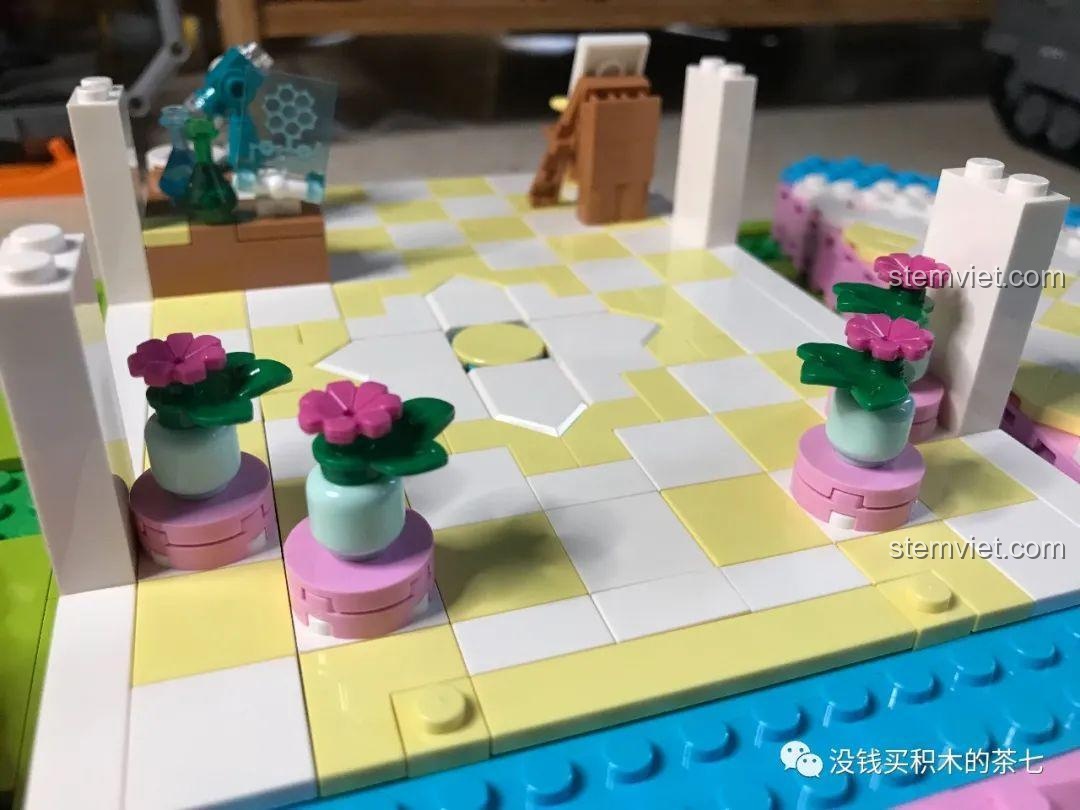 Trang trí sảnh chính với các chậu hoa nhỏ màu hồng và xanh của bộ SEMBO 604003.