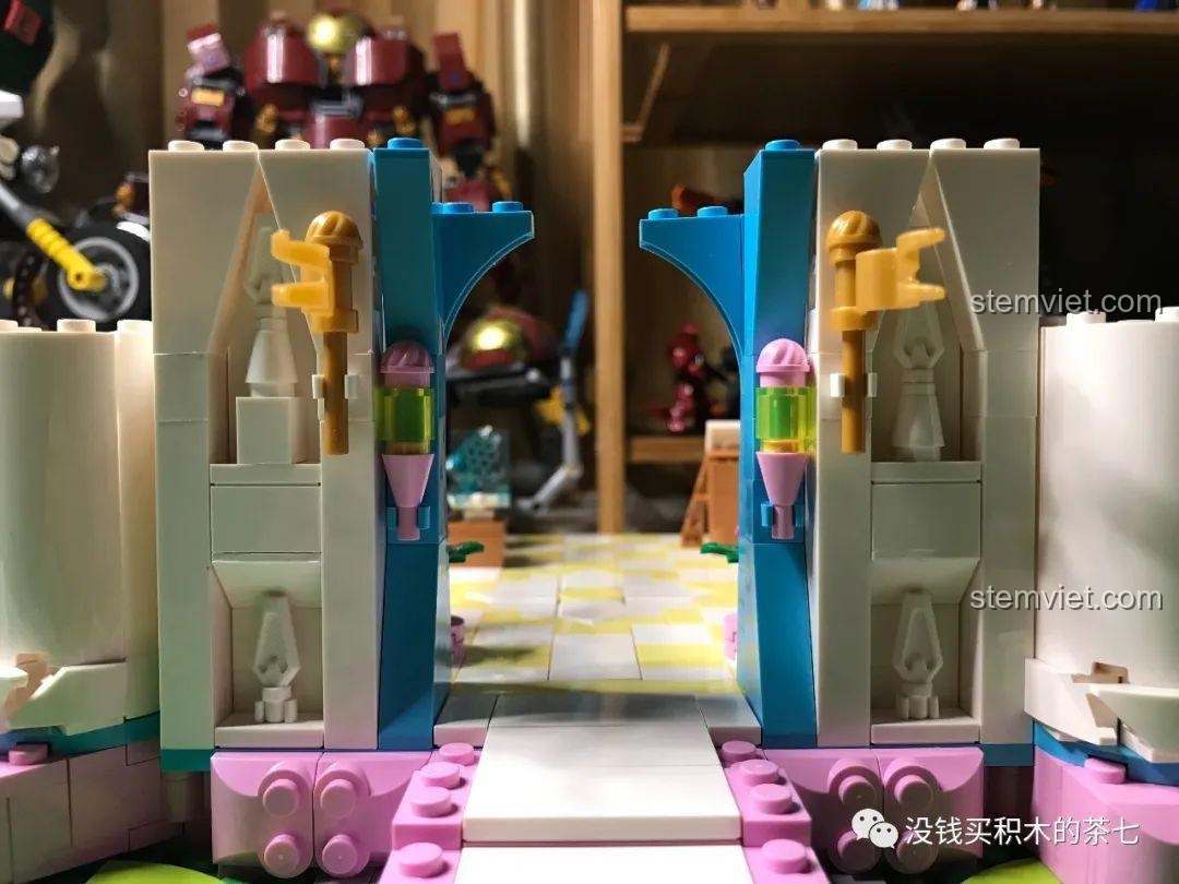 Trang trí cổng chính với đôi cánh thiên thần và các chậu hoa nhỏ của bộ Lâu Đài Hoàng Gia 604003.