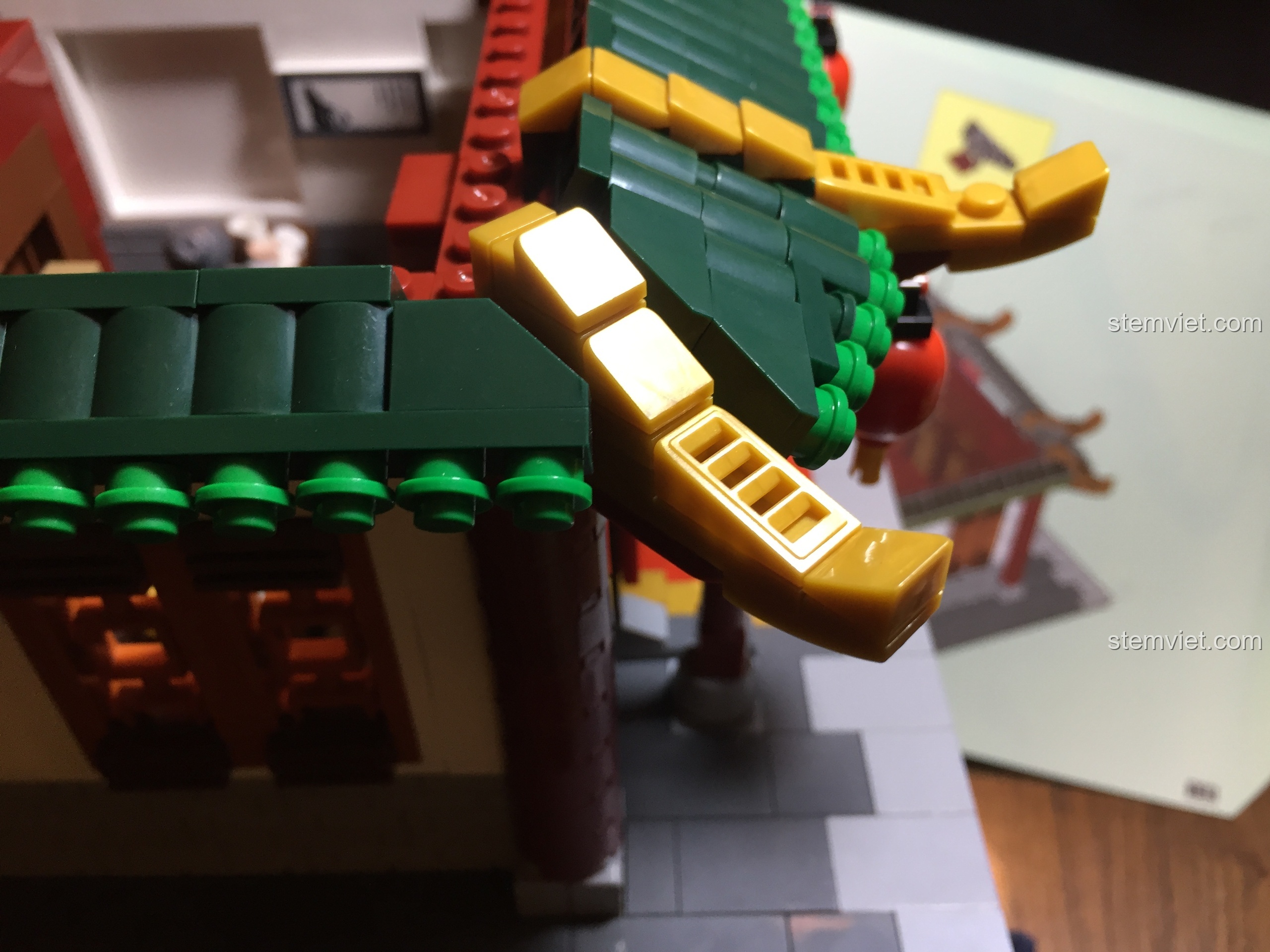 Chi tiết trang trí trên góc mái hiên của Vạn Phúc Khách Sạn, thể hiện sự tinh xảo trong thiết kế.