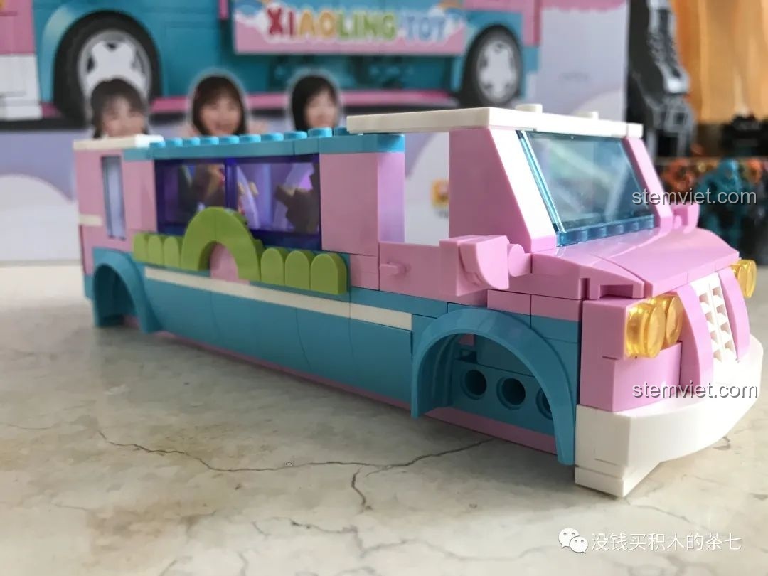 Lắp ráp các chi tiết trang trí bên hông và cửa sổ cho xe phỏng vấn SEMBO 604001.