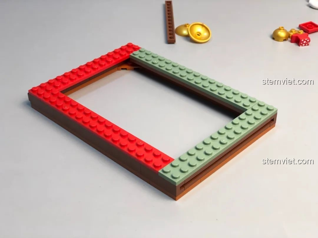 Các chi tiết trang trí như chuông, người bánh gừng, bông tuyết cho Khung Ảnh Giáng Sinh JAKI, rất sinh động.