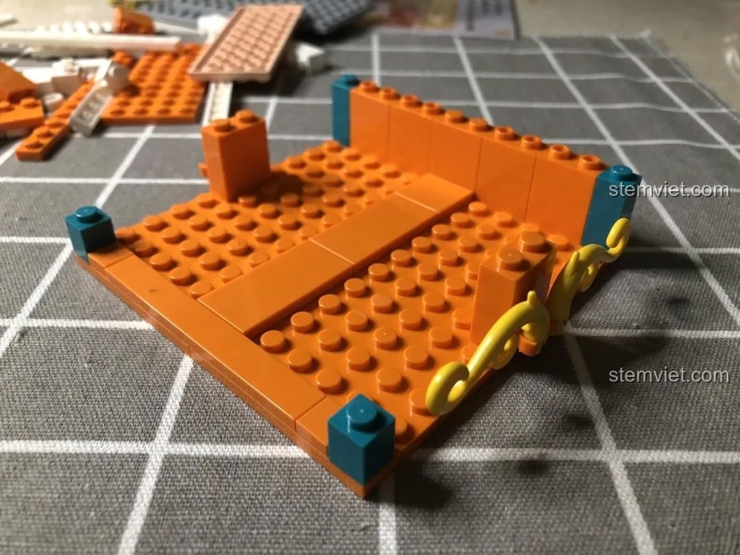 Các chi tiết trang trí màu xanh ngọc và vàng uốn lượn được thêm vào khung đế của Wekki 506004 Cảnh Thu.