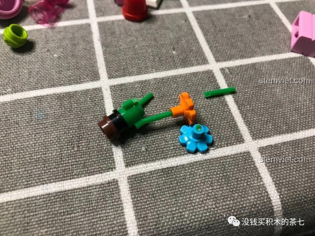 Lắp ráp chậu hoa nhỏ để trang trí phòng ngủ tầng hai của Lâu Đài Công Chúa Ánh Sáng.