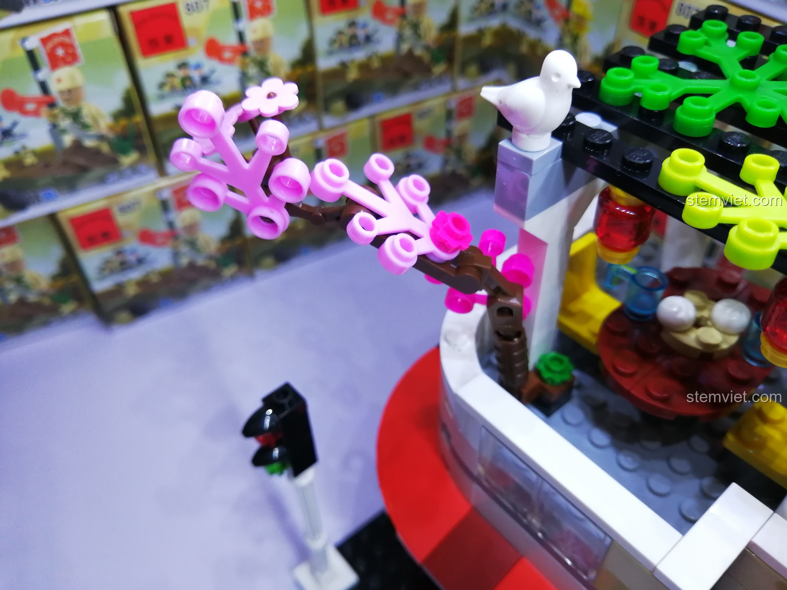 Cành hoa anh đào màu hồng và chú chim trắng trang trí trên sân thượng của mô hình QMAN 1137.