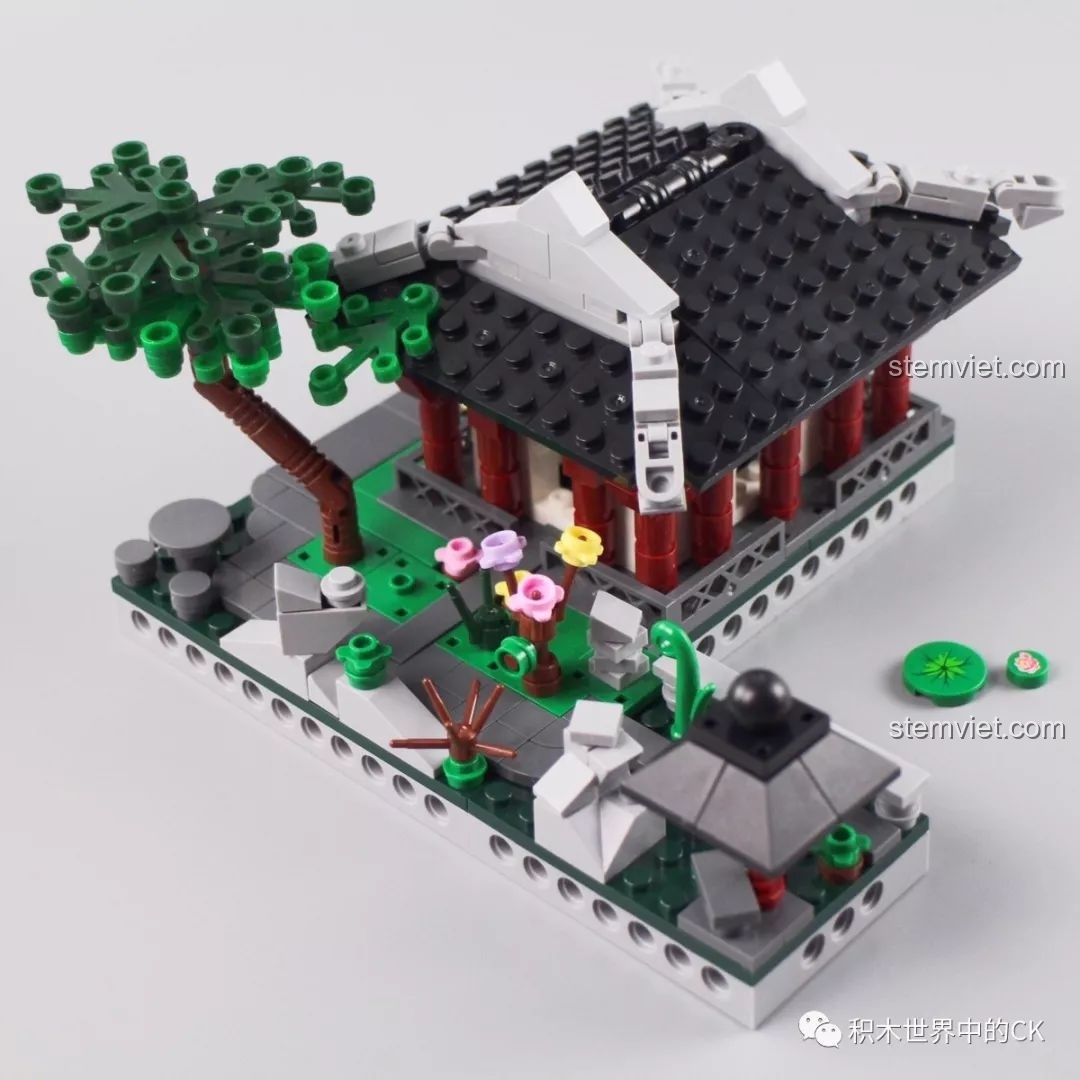 Mô hình Phù Dung Tạ gần hoàn chỉnh với các chi tiết trang trí như cây xanh, hoa và tiểu cảnh.