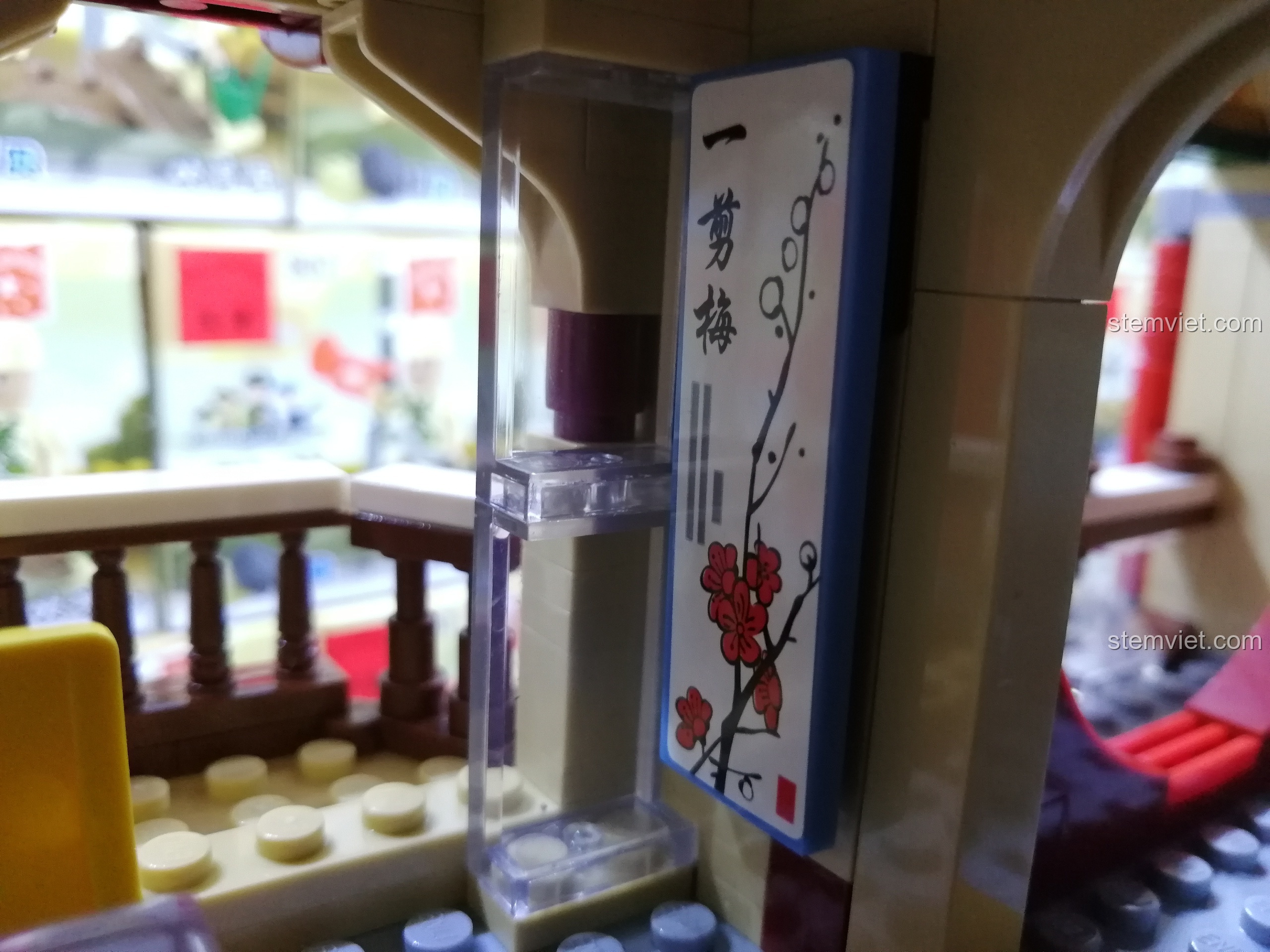 Chi tiết bức tranh hoa mai trang trí trên tường tầng hai của mô hình QMAN 1137, tăng thêm vẻ đẹp cổ điển.