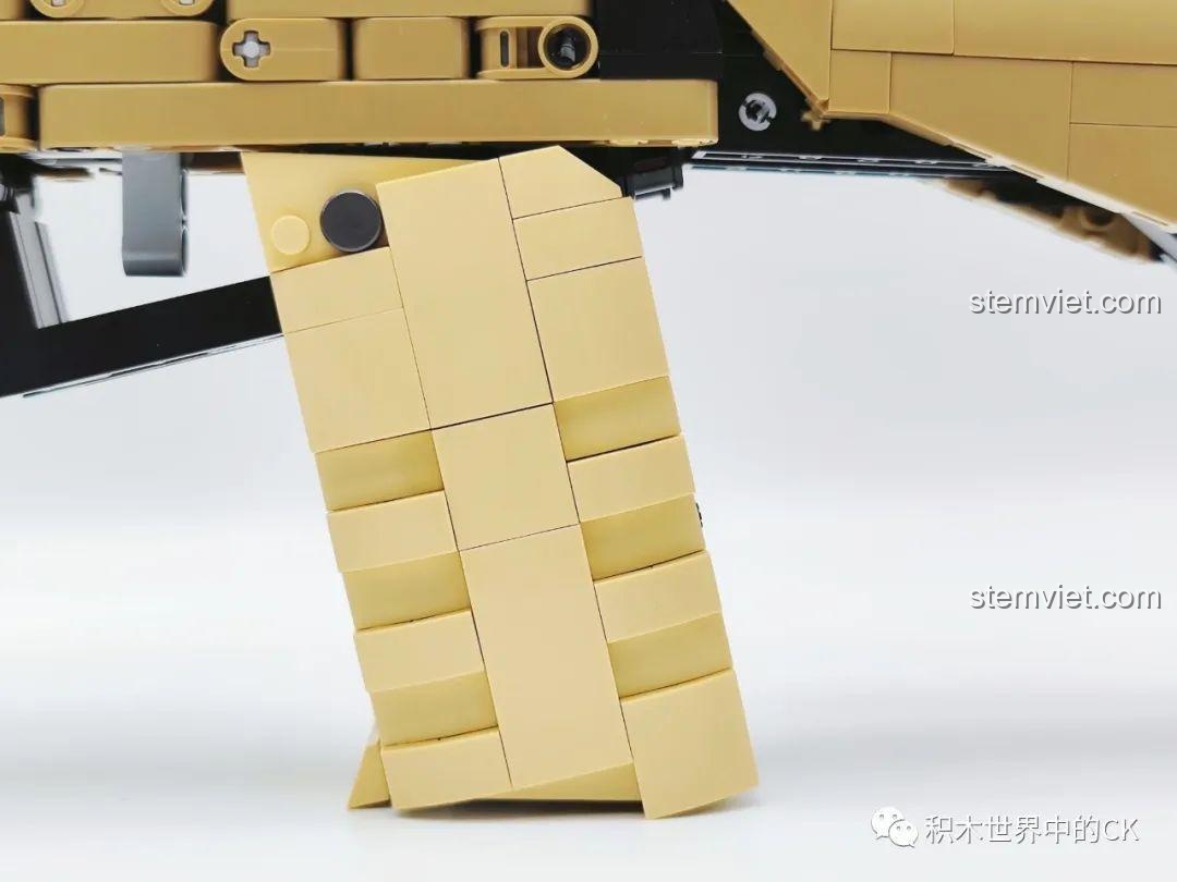 Cận cảnh bé trai đang chơi với mô hình súng shotgun STF-12 JIESTAR 92402, thể hiện sự tương tác và niềm vui khi chơi.