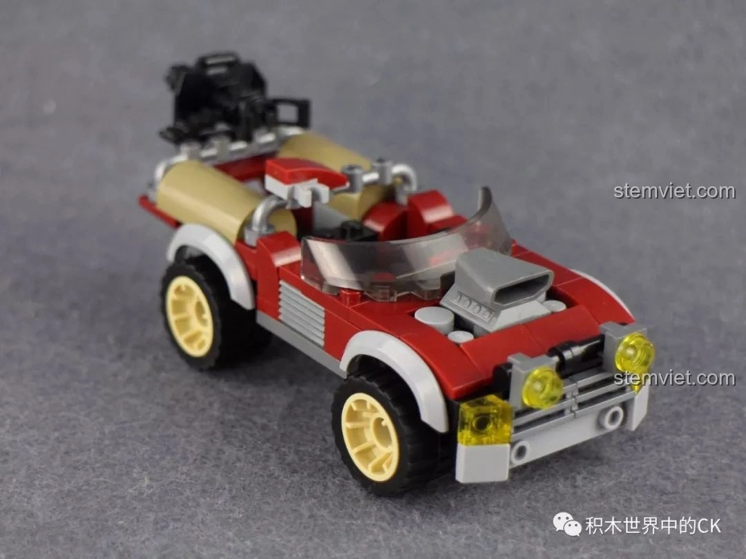 Góc nhìn từ trên xuống của xe Jeep dã chiến trong bộ Qman 3208 Chiến Dịch Thiên Mạc, hiển thị toàn bộ thiết kế.