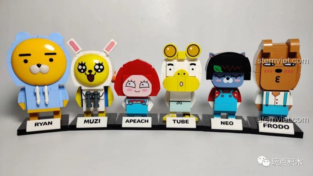 Toàn bộ sáu mô hình trong bộ sưu tập GUDI Kakao Friends được xếp hàng ngang, sẵn sàng để trưng bày.