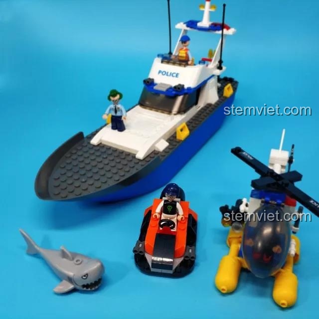 Toàn bộ các mô hình đã lắp ráp từ bộ Sluban B0657: tàu cảnh sát, trực thăng, mô tô nước, cá mập và các minifigures.