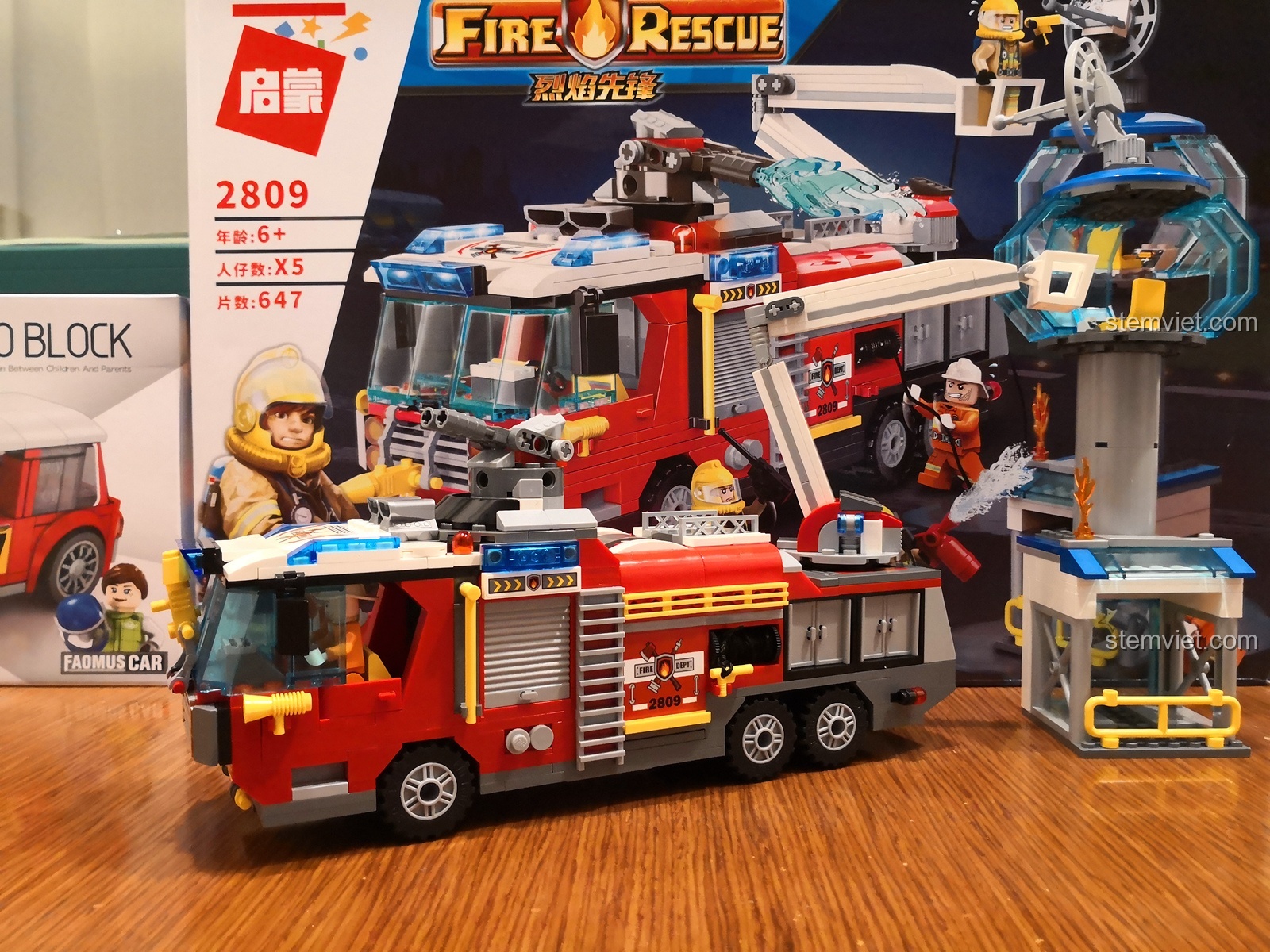 Toàn bộ bộ lắp ráp QMAN 2809 Xe Cứu Hỏa Sân Bay Tiên Phong, bao gồm xe và tháp điều khiển không lưu.