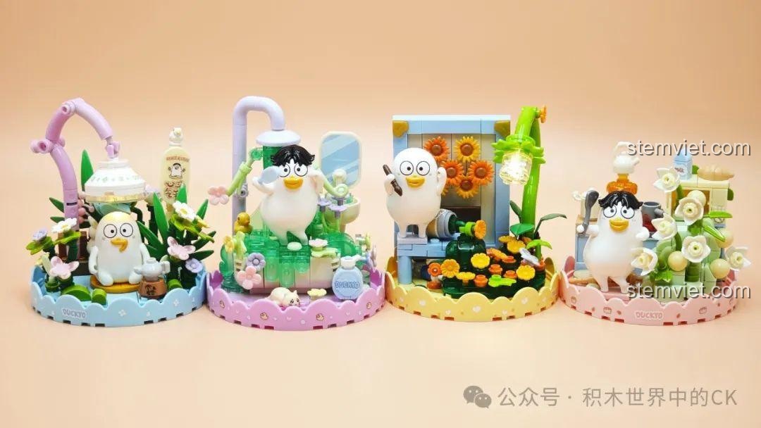 Toàn bộ 4 mô hình trong bộ sưu tập SEMBO Tiểu Lưu Vịt và Thế Giới Hoa được đặt cạnh nhau, tạo thành một khung cảnh đẹp mắt.