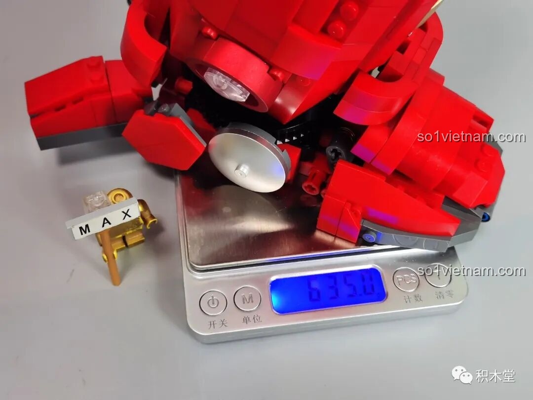 Một phần chân của KBOX V5004 Giáp Chống Hulk MK44 nặng 635 gram trên cân điện tử, cho thấy độ chắc chắn. Cảm nhận KBOX 5004 Giáp Chống Hulk MK44 nặng tay.