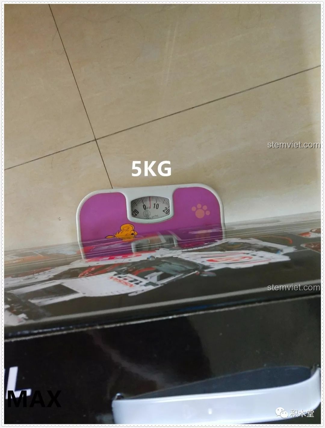 Hình ảnh hộp bộ lắp ráp Qizhile 23010 Nissan GT-R được đặt lên cân, hiển thị trọng lượng 5kg.