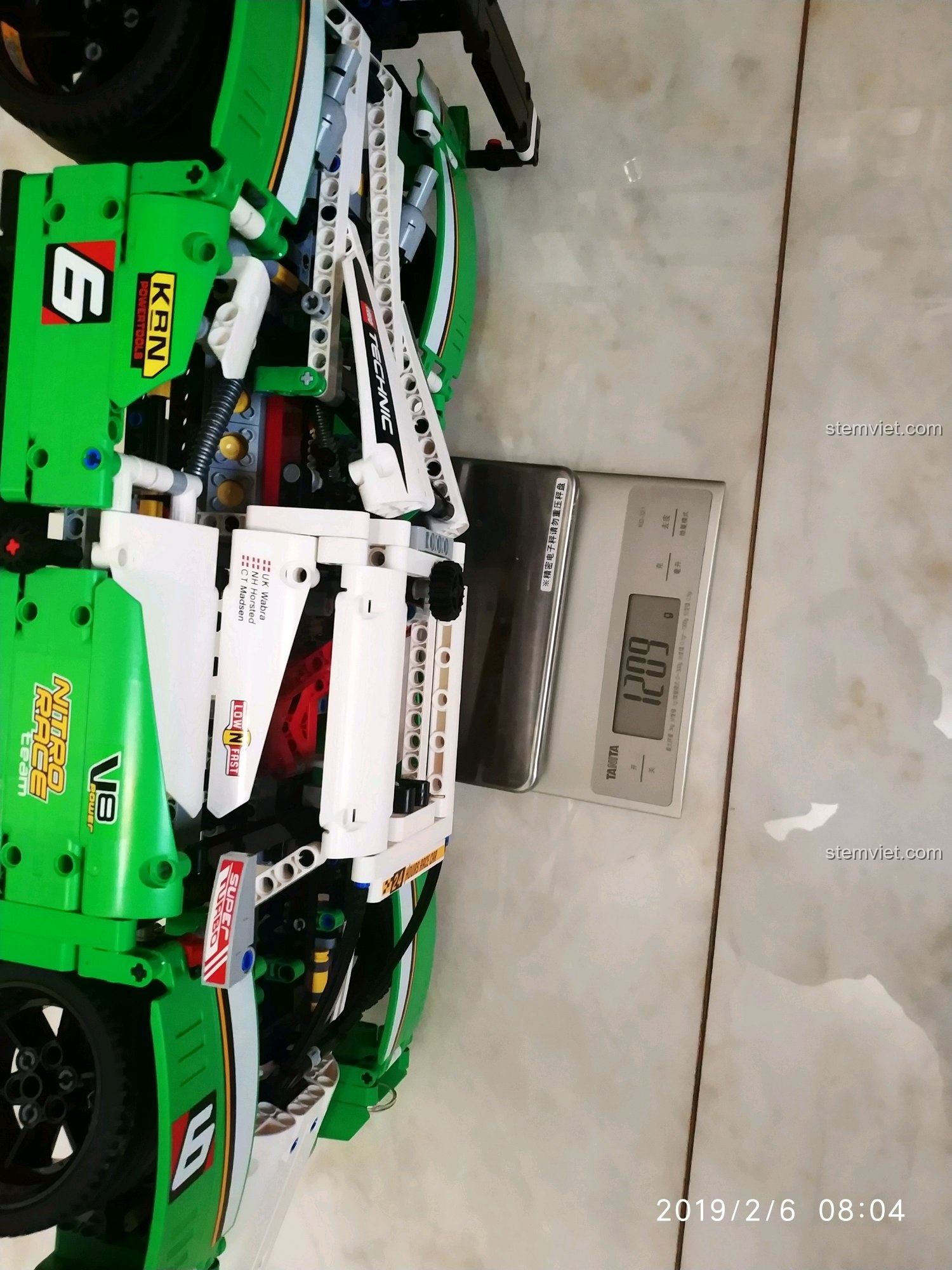 Cân đo trọng lượng của mô hình CaDA C61016 Porsche 919 Hybrid, hiển thị 1.209 kg.