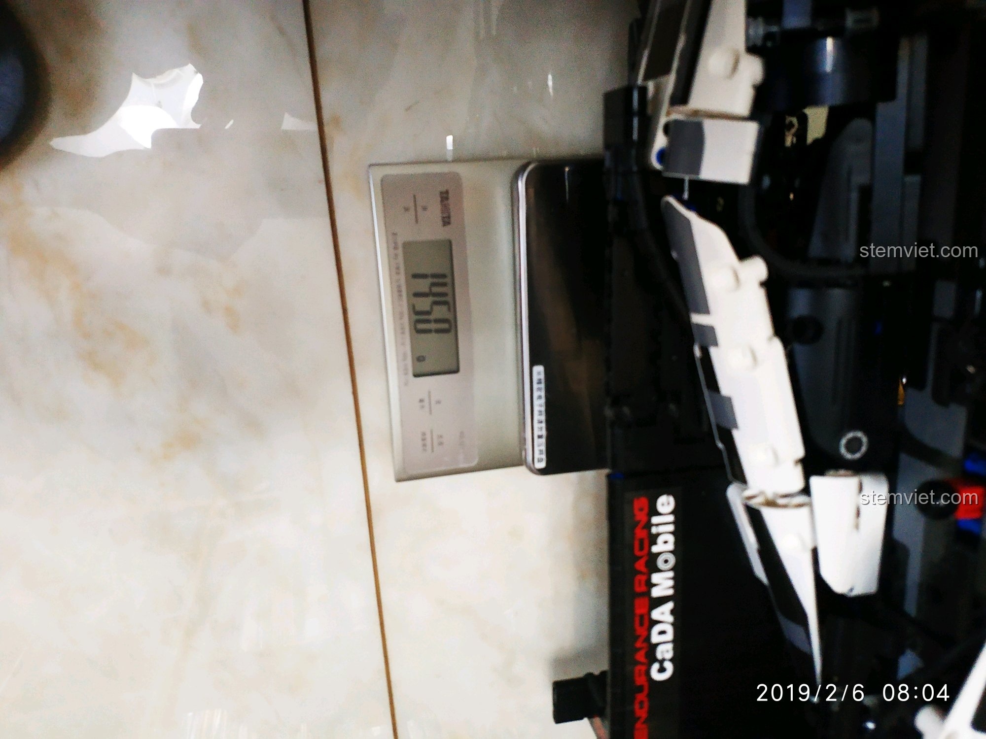 Cân đo trọng lượng của mô hình LEGO Technic 42039, hiển thị 1.450 kg.