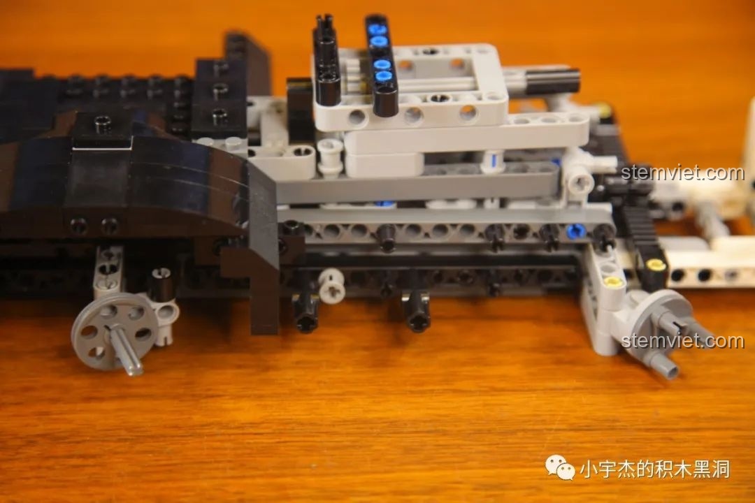 Hệ thống trục bánh xe trước và sau của bộ đồ chơi mô hình Xe Tải Mercedes-Benz ShineYU YC-QC007 được liên kết, đảm bảo chuyển động mượt mà.