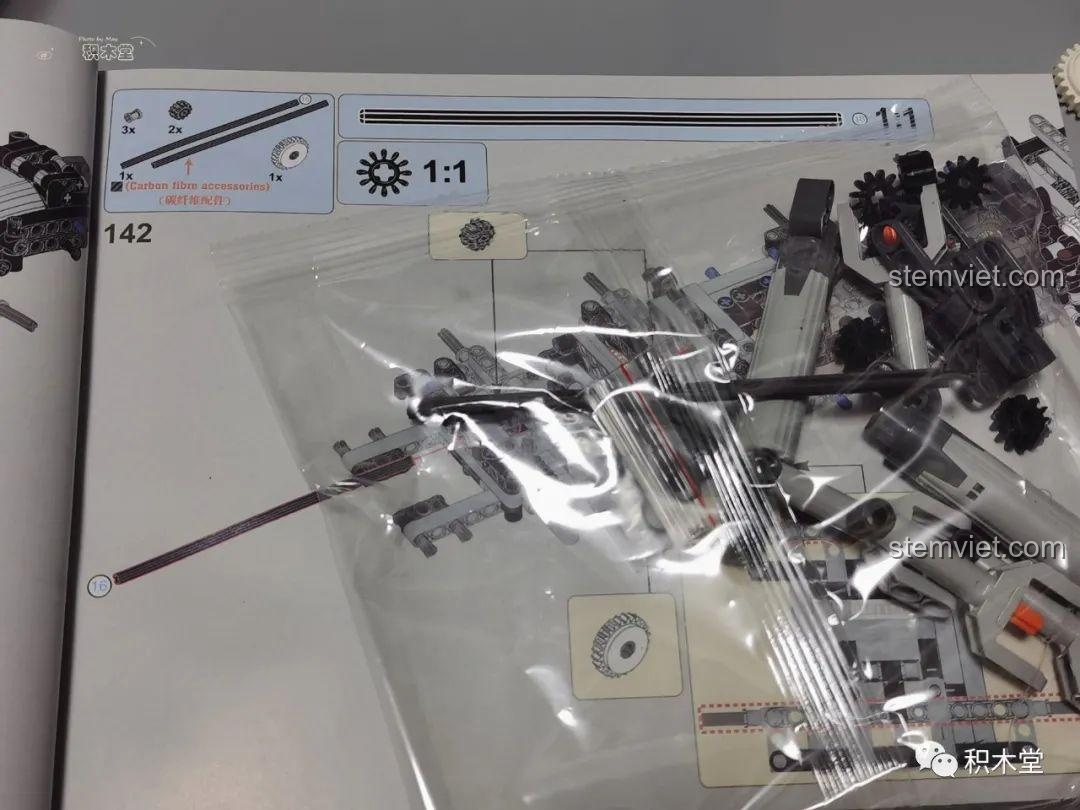 Trục carbon fiber 16 đơn vị và các chi tiết liên quan trong túi linh kiện của Taigaole T4004 Xe Cẩu Bánh Lốp.