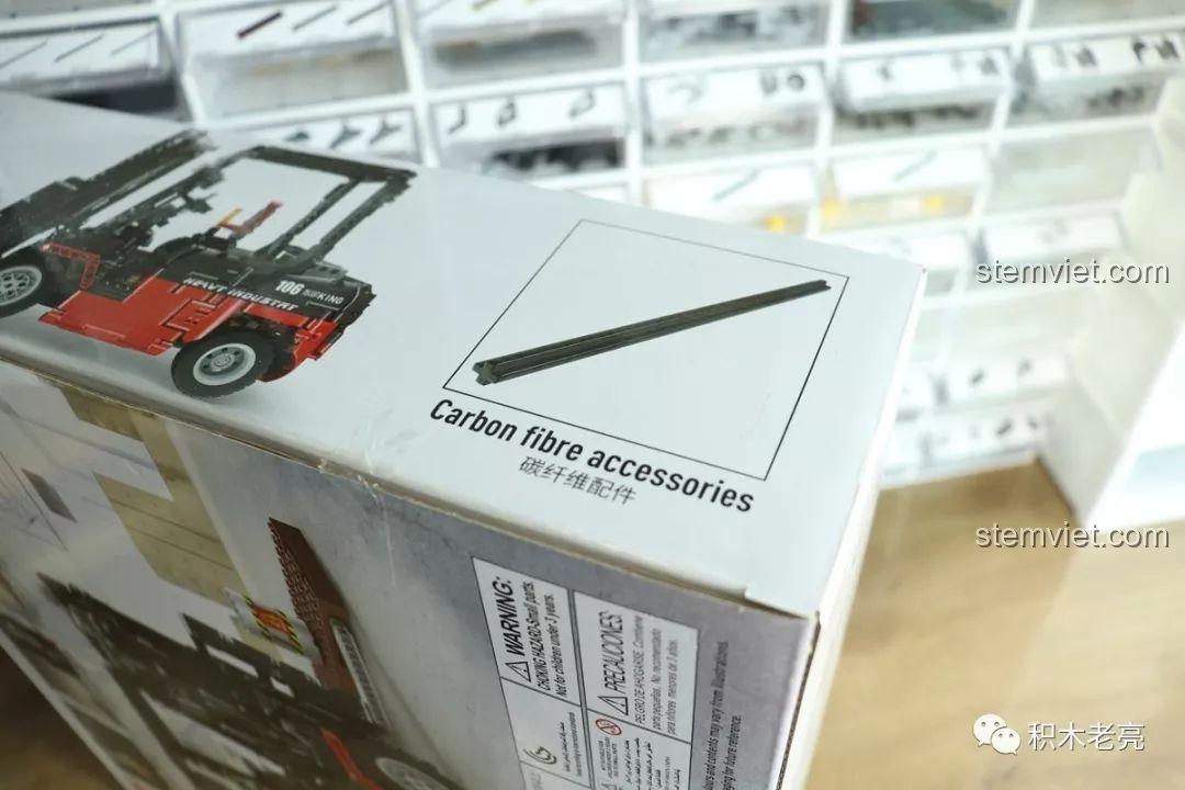 Góc hộp Mould King 13106 nhấn mạnh phụ kiện trục carbon fibre, tăng cường độ bền cho mô hình xe nâng.