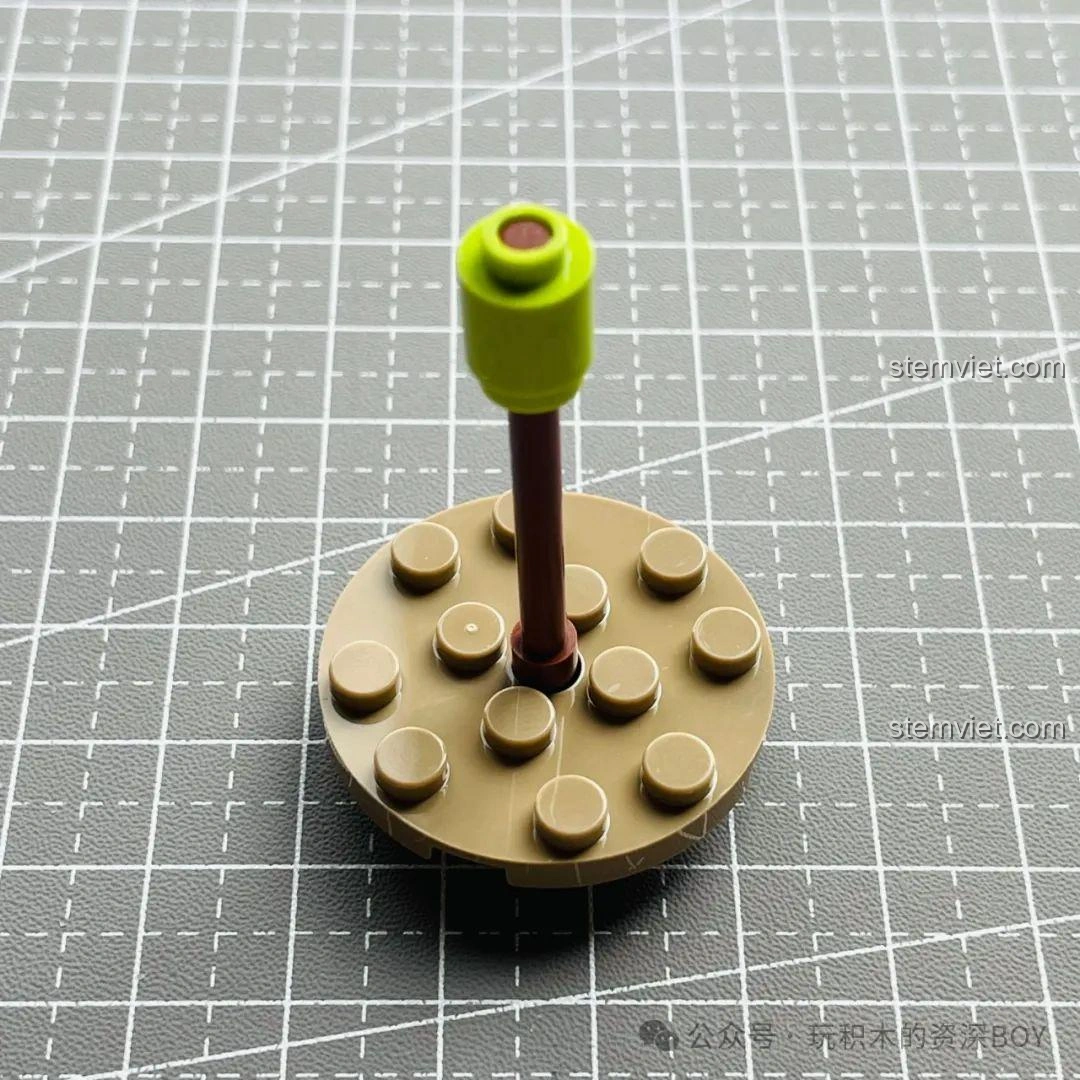 Trục cố định trung tâm màu nâu và phần đỉnh màu xanh lá của mô hình cây xương rồng JAKI JK2727.