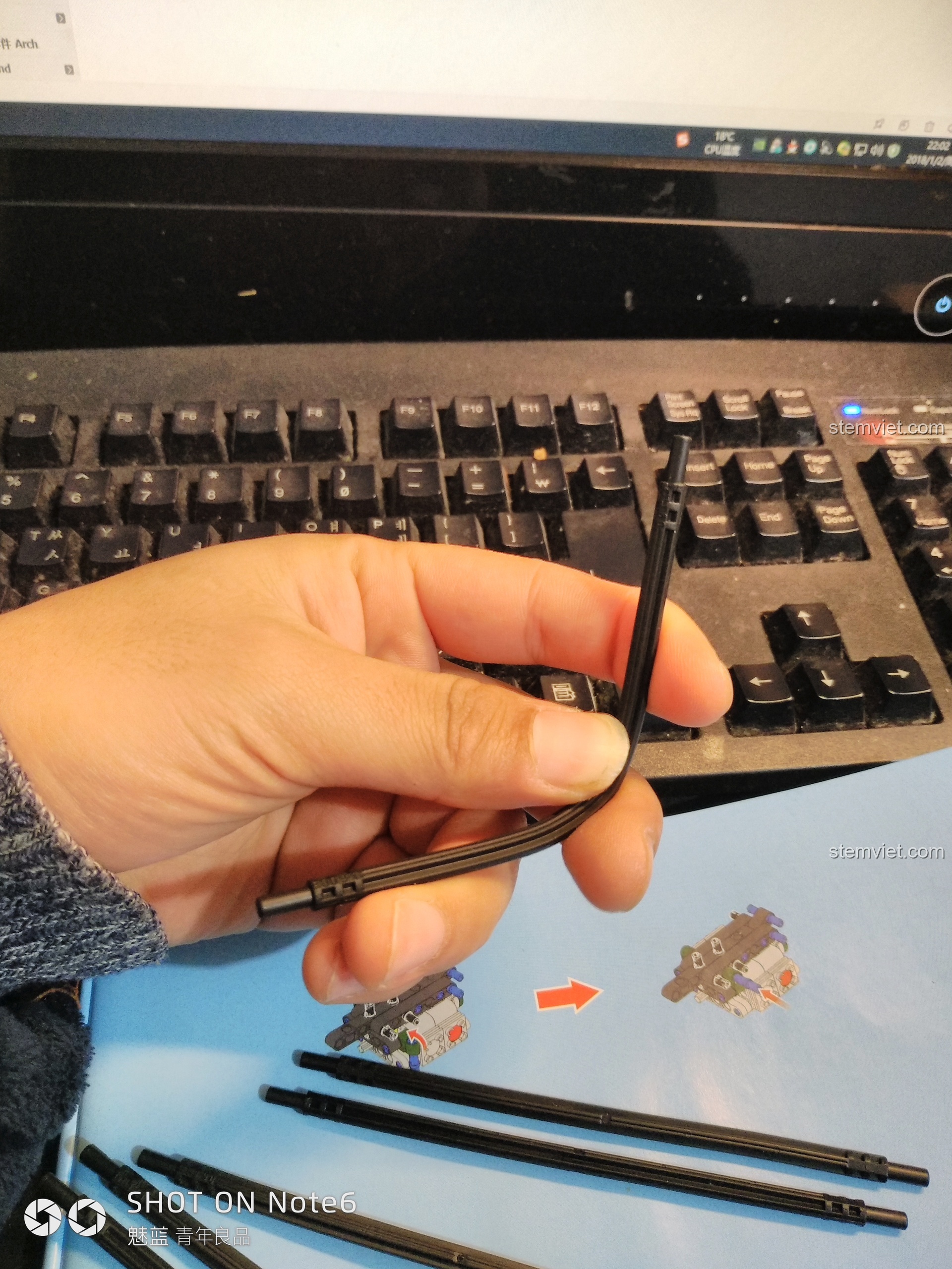 Các chi tiết trục mềm 1x16 màu đen, một bộ phận hữu ích cho việc sáng tạo MOC từ bộ lắp ráp CaDA C51021.