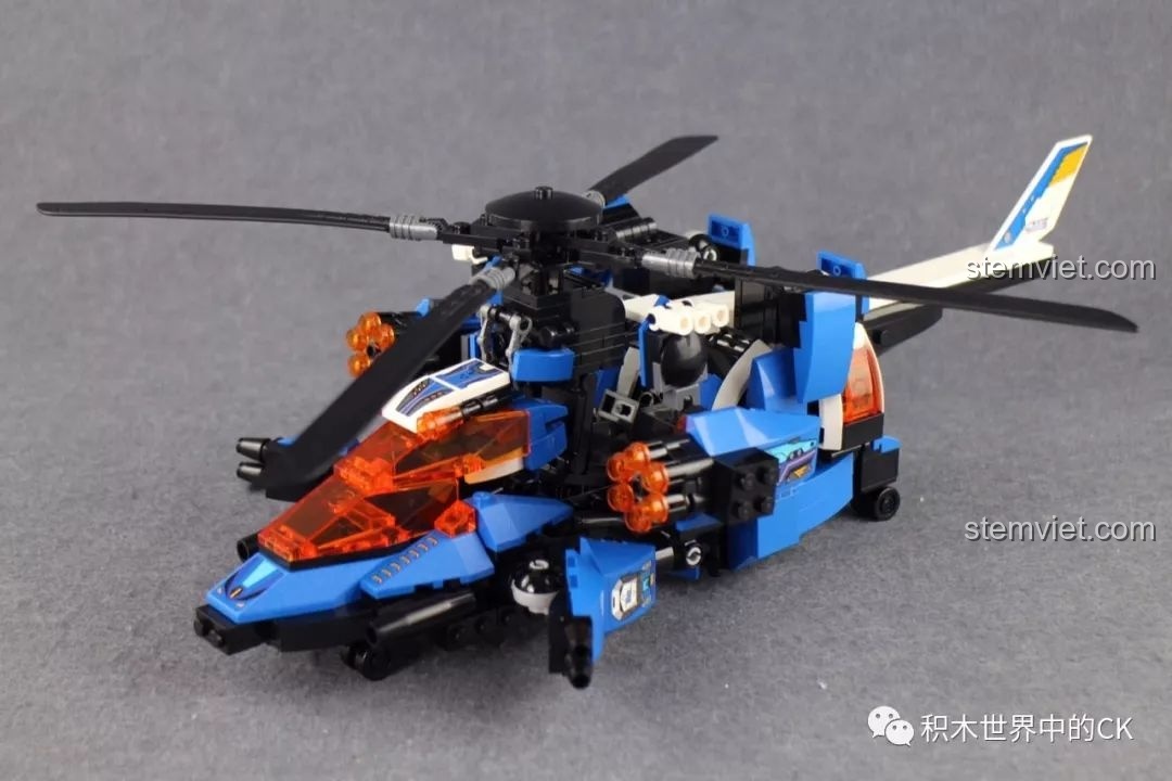 Mô hình Trực thăng chiến đấu Blade Warrior QMAN 3302 sau khi biến hình, với thiết kế hầm hố và vũ khí đầy đủ.