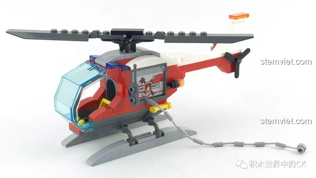 Mô hình trực thăng cứu hỏa hoàn chỉnh từ bộ QMAN 2806 với thiết kế màu đỏ trắng đặc trưng.