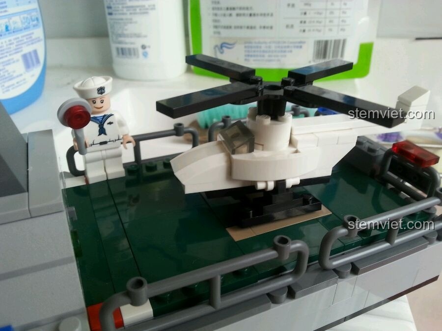 Trực thăng nhỏ đi kèm bộ lắp ráp GUDI 8026 Tàu Hộ Vệ Tên Lửa được đặt trên bãi đáp ở đuôi tàu.