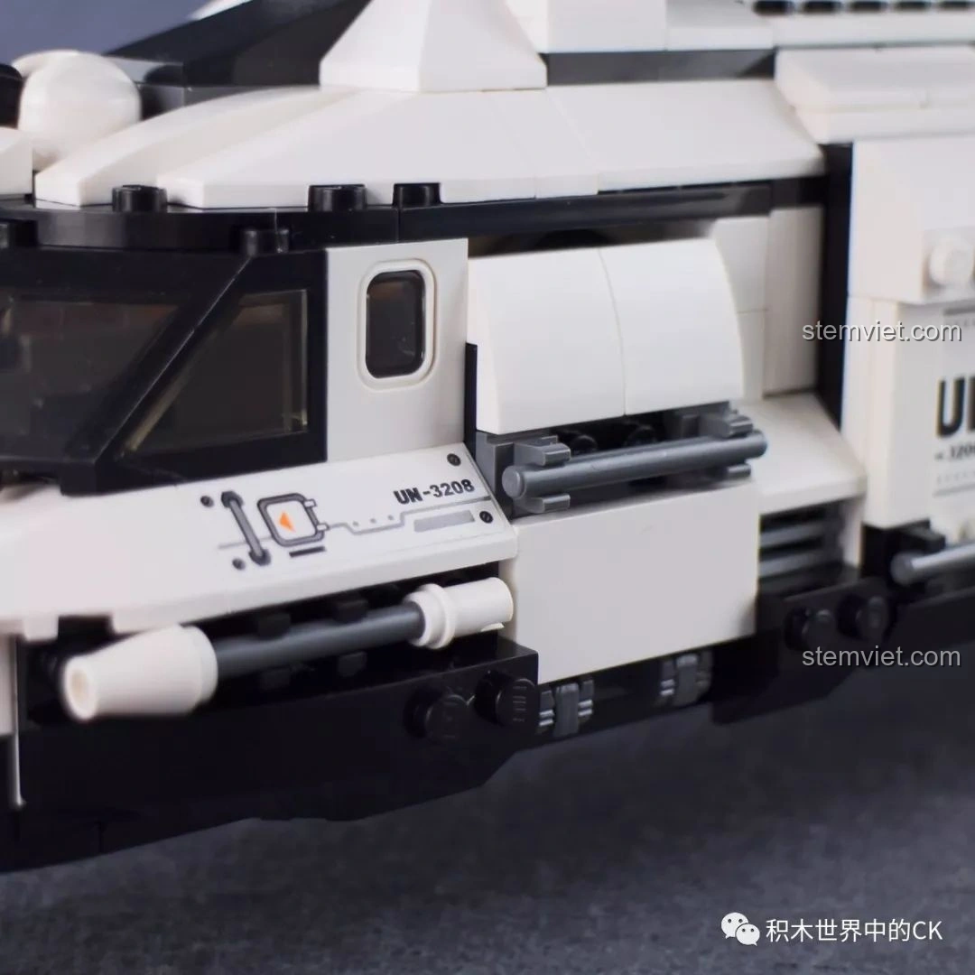 Mô hình trực thăng vận tải quân sự từ bộ Qman 3208 Chiến Dịch Thiên Mạc nhìn từ góc trên, hiển thị toàn bộ cánh quạt.