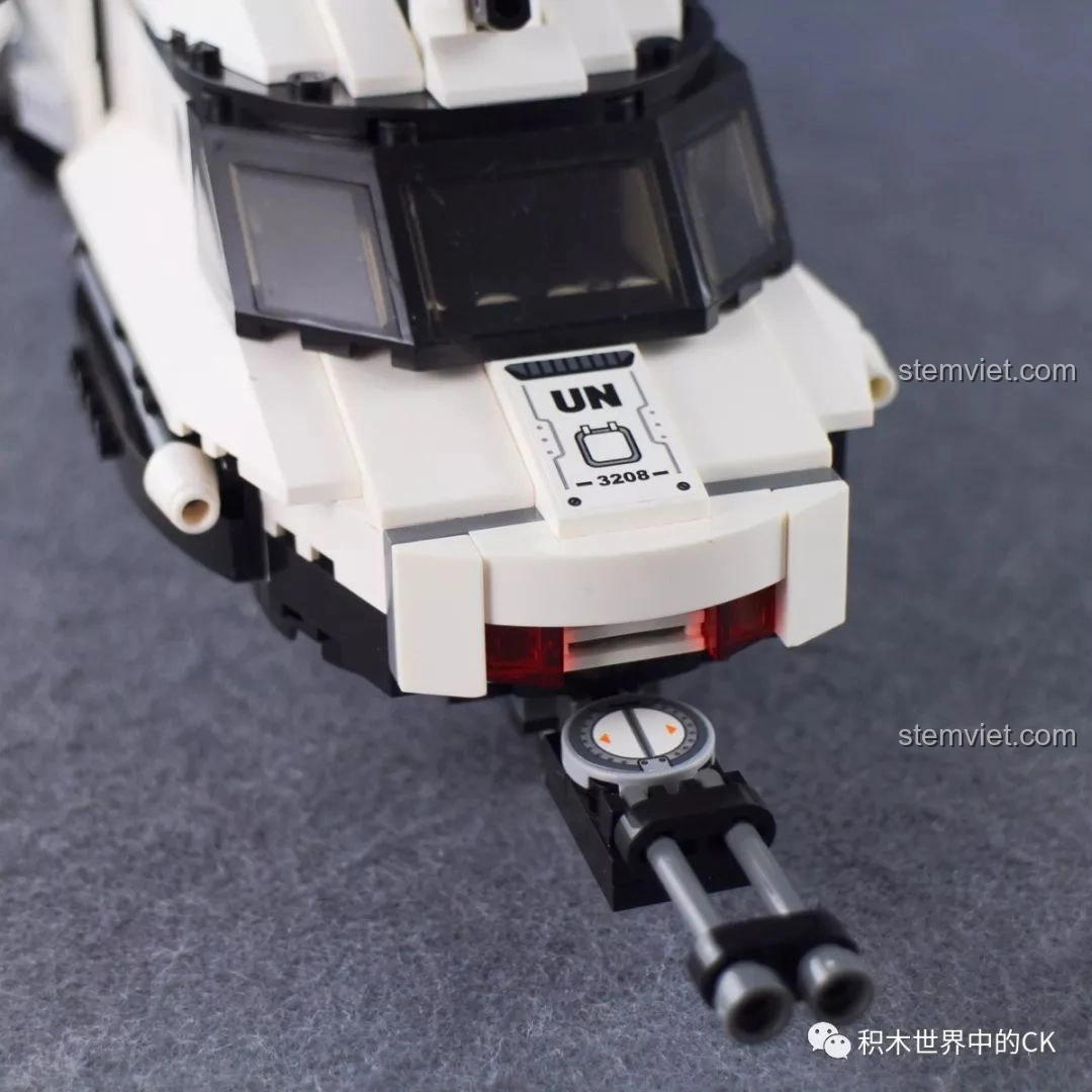 Mô hình trực thăng vận tải quân sự từ bộ Qman 3208 Chiến Dịch Thiên Mạc nhìn từ phía sau, với thiết kế mạnh mẽ.