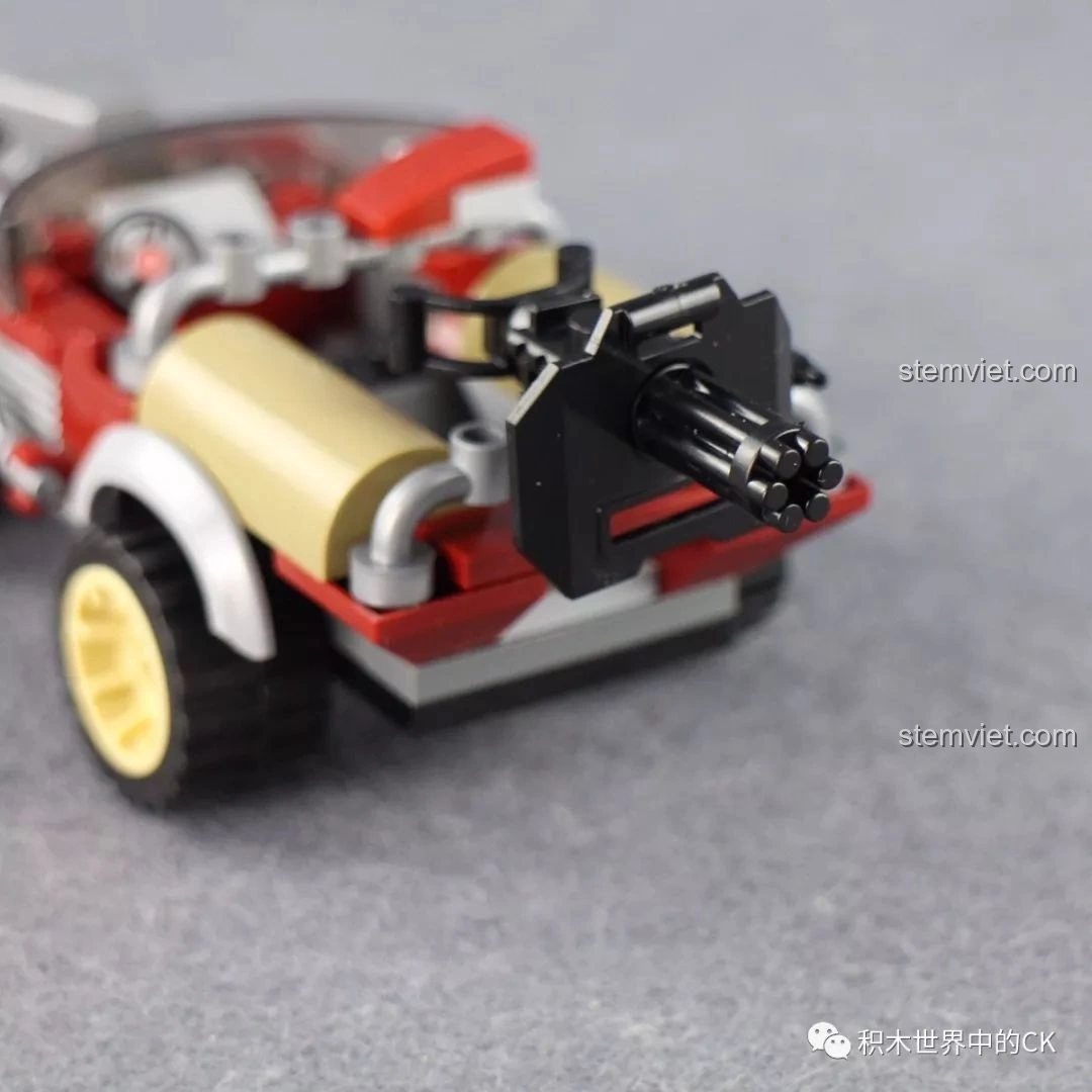 Mô hình trực thăng vận tải quân sự từ bộ Qman 3208 Chiến Dịch Thiên Mạc nhìn từ phía trước, với pháo gắn ở mũi.