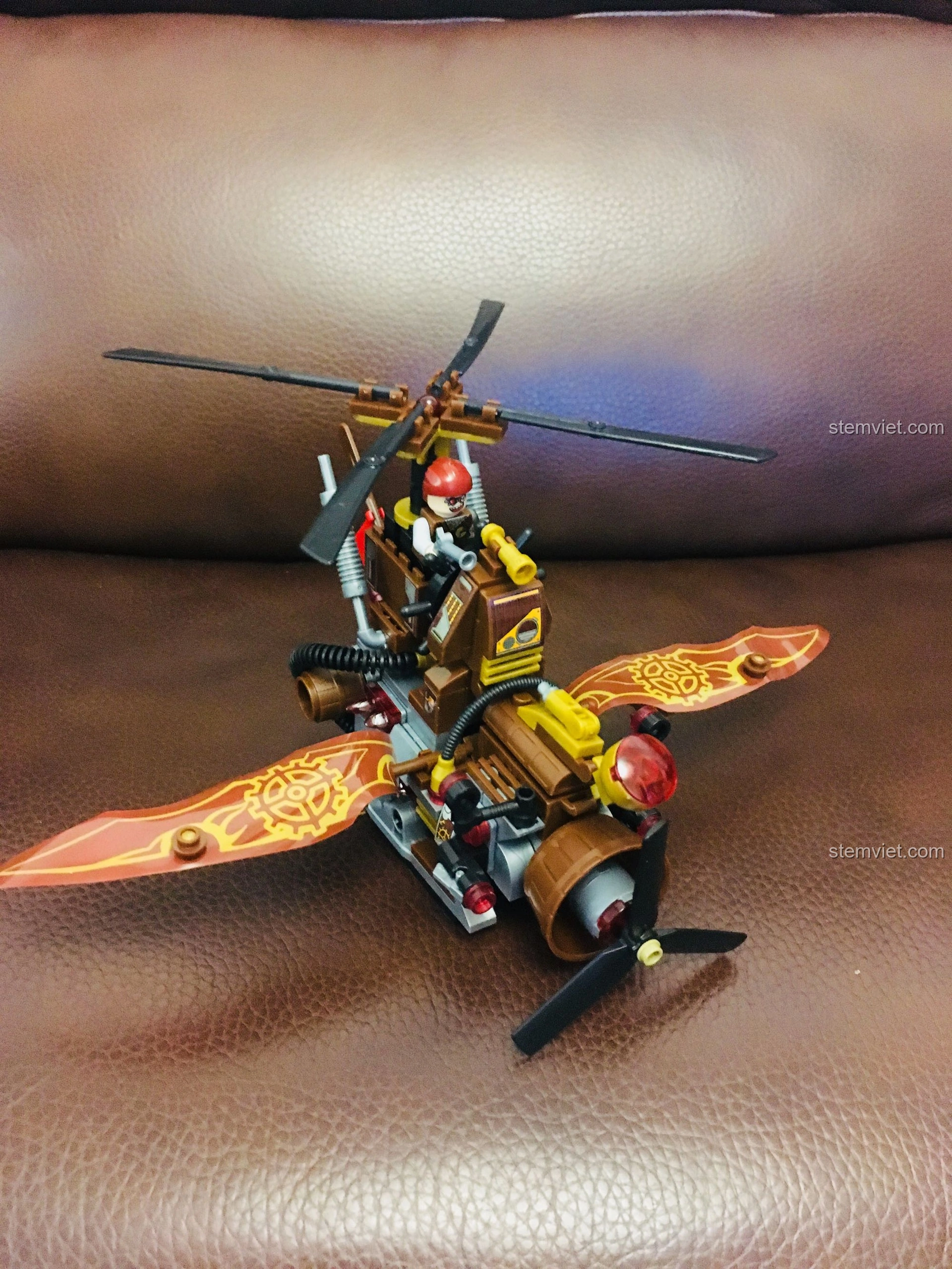 Mô hình trực thăng Steampunk của Weile, với thiết kế cánh quạt độc đáo và các chi tiết trang trí phong cách cổ điển.