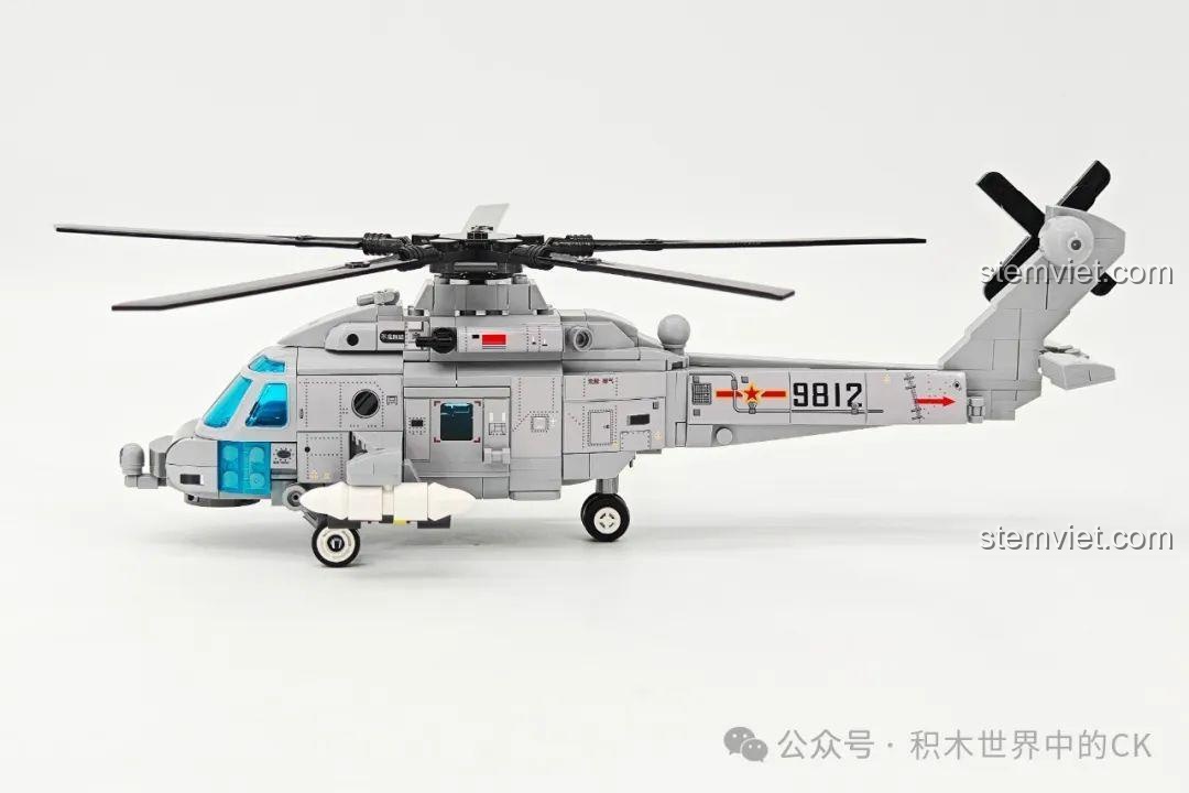 Góc nhìn nghiêng của mô hình trực thăng Z-20J từ bộ xếp hình sưu tập máy bay chiến đấu hiện đại SEMBO.